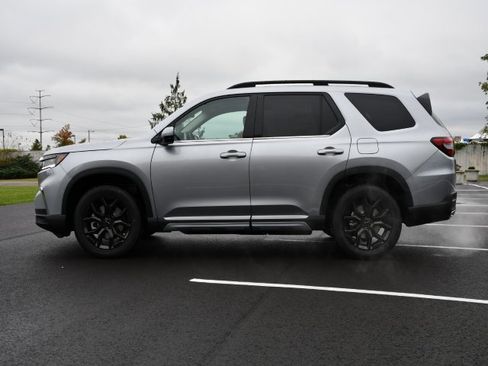 New 2025 Honda Pilot Touring image 4