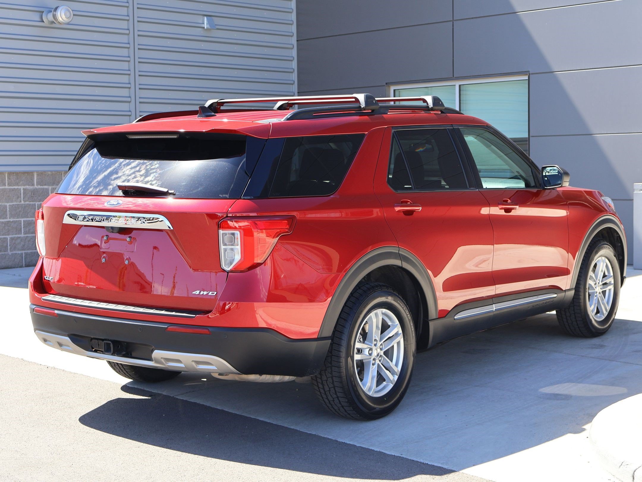 Used 2022 Ford Explorer XLT w/ Equipment Group 202A AWD/4WD image 5