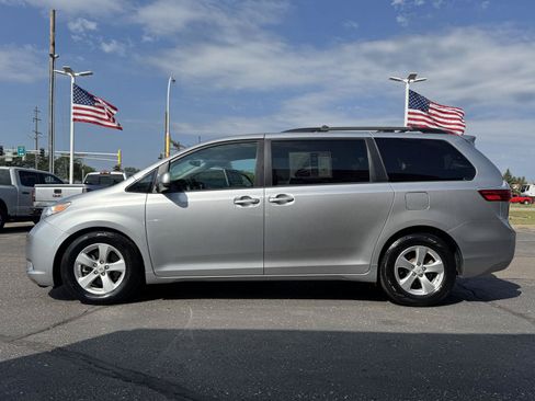 Used 2017 Toyota Sienna LE FWD image 4