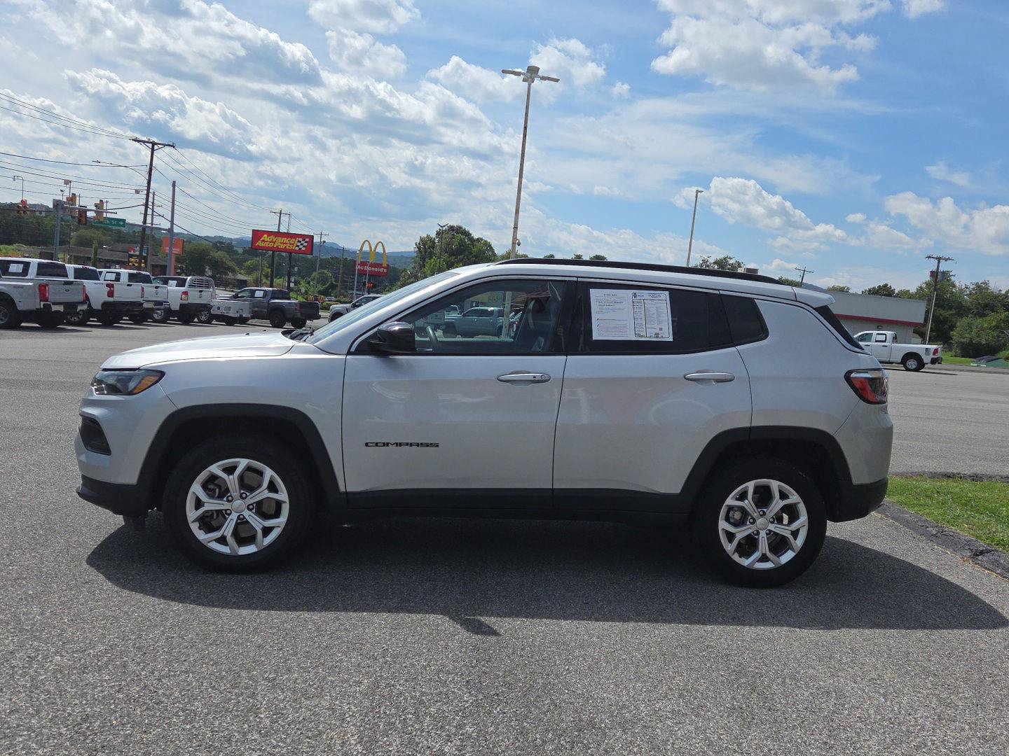 Used 2024 Jeep Compass Latitude AWD/4WD image 6