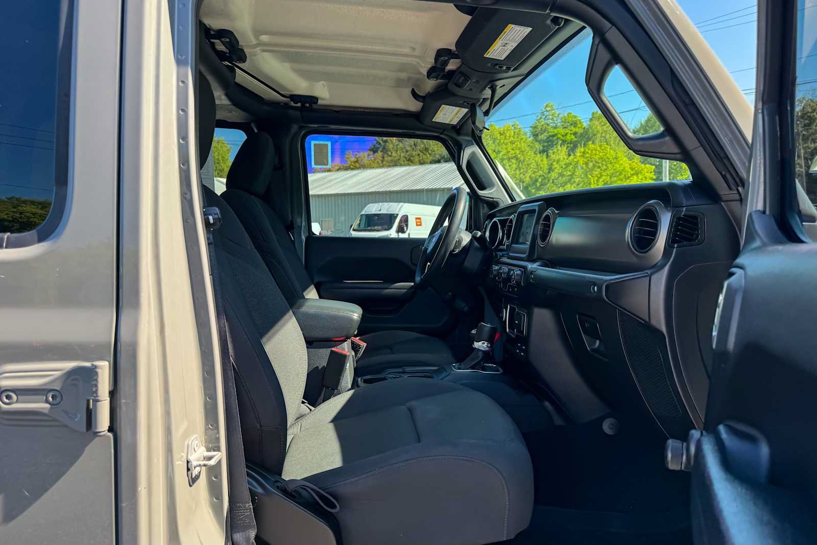 Certified 2022 Jeep Gladiator Sport AWD/4WD image 9