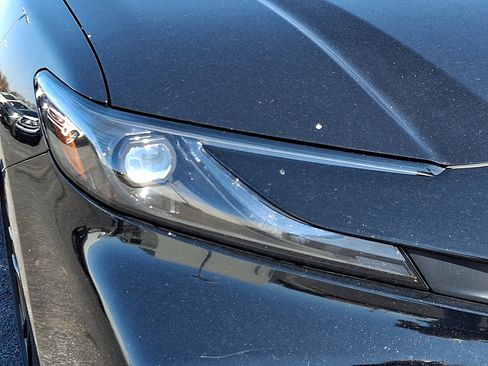 Used 2025 Toyota Camry SE image 9