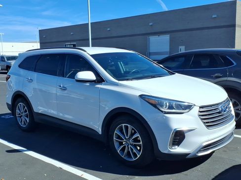 Used 2018 Hyundai Santa Fe SE image 2