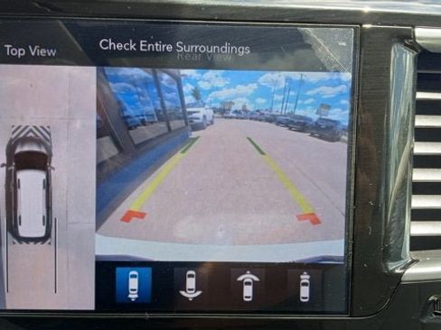 Used 2020 Chrysler Pacifica Limited w/ Tire & Wheel Group FWD image 6