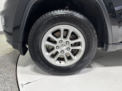 Used 2019 Jeep Grand Cherokee Laredo AWD/4WD image 7