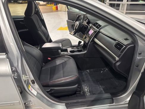Used 2017 Toyota Camry SE w/ Four Season Floor Mat Package image 37