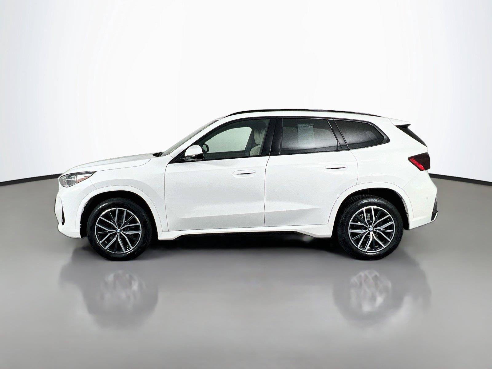 Used 2023 BMW X1 xDrive28i w/ Premium Package AWD/4WD image 3