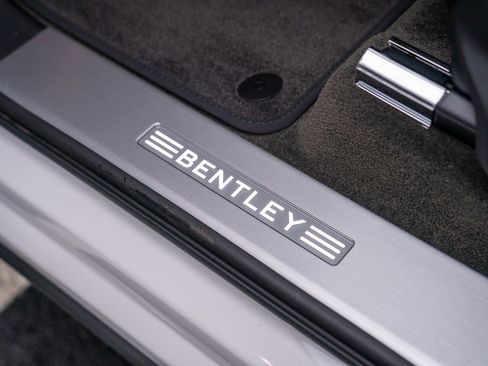 Used 2022 Bentley Bentayga image 12