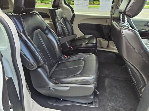 Used 2023 Chrysler Pacifica Touring-L FWD image 13