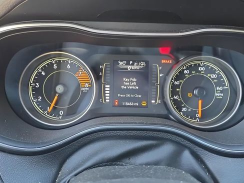 Used 2019 Jeep Cherokee Latitude Plus w/ Cold Weather Group AWD/4WD image 19