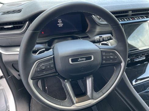 Used 2023 Jeep Grand Cherokee Laredo w/ Luxury Tech Group I AWD/4WD image 17
