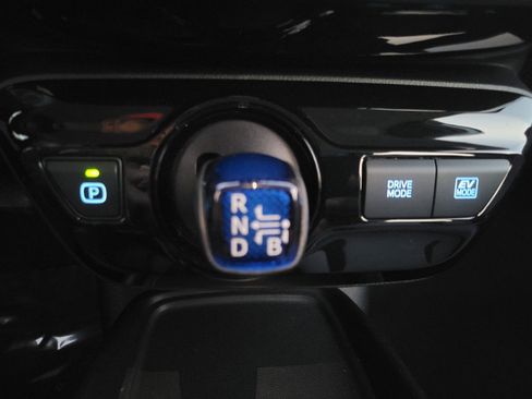 Used 2022 Toyota Prius LE image 32