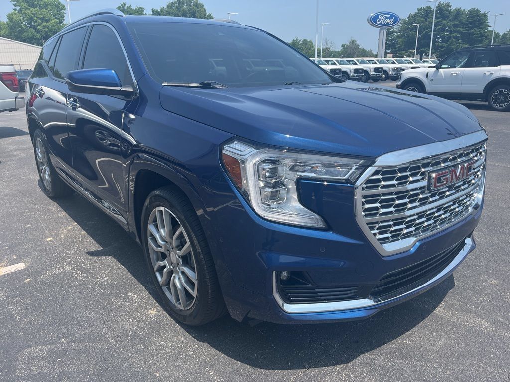 Used 2022 GMC Terrain Denali w/ Denali Premium Package AWD/4WD image 7