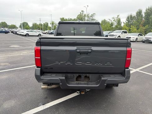 Used 2025 Toyota Tacoma TRD Sport AWD/4WD image 5
