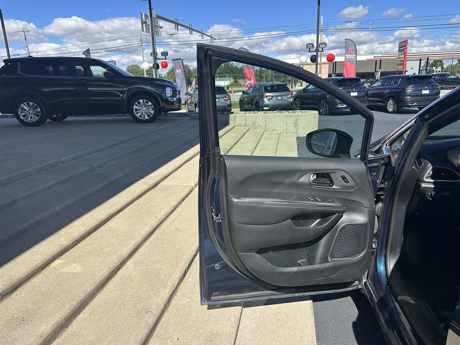 Used 2025 Chrysler Pacifica Select FWD image 9