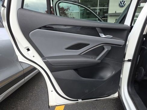 Used 2025 Volkswagen Tiguan SE AWD/4WD image 12