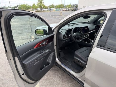 New 2026 Chevrolet Traverse Z71 w/ Driver Confidence Package AWD/4WD image 9