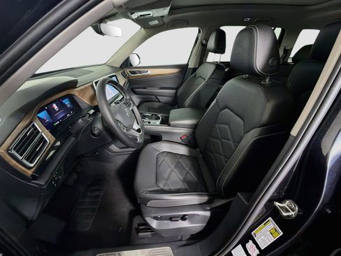 Used 2025 Volkswagen Atlas SE FWD image 13