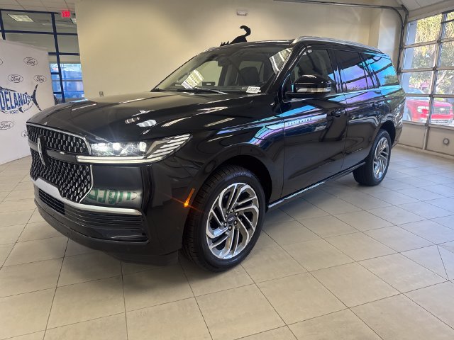 Used 2025 Lincoln Navigator Reserve AWD/4WD image 3