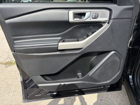 Used 2022 Ford Explorer Limited w/ Equipment Group 301A RWD image 10