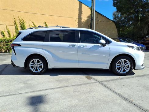 Used 2022 Toyota Sienna Limited image 8