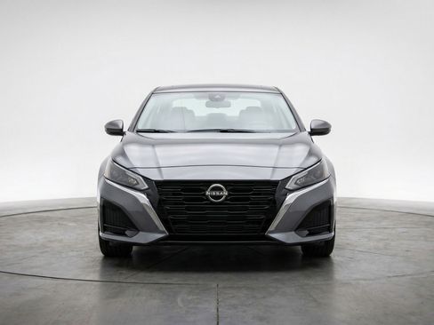 Used 2025 Nissan Altima 2.5 SV FWD image 2