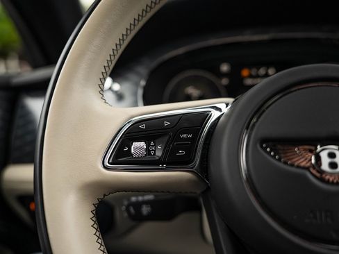 Used 2022 Bentley Bentayga image 21