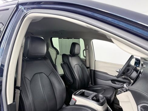 Used 2022 Chrysler Pacifica Touring-L w/ Uconnect Theater Family Group image 12