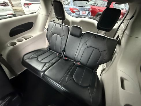 Used 2024 Chrysler Pacifica Touring-L image 25