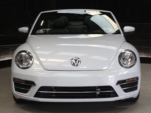 Used 2018 Volkswagen Beetle 2.0T SE FWD image 10