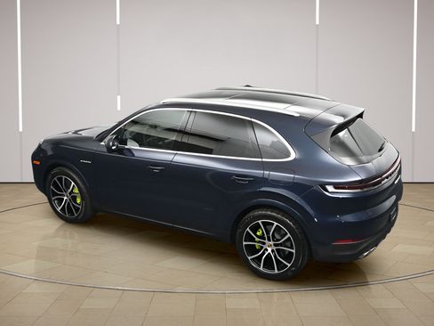 Certified 2025 Porsche Cayenne S AWD/4WD image 37
