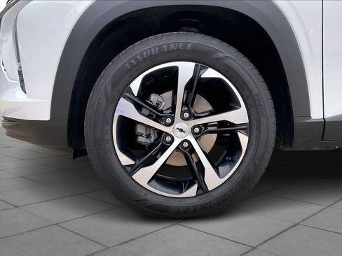 Certified 2025 Chevrolet Trax RS w/ Driver Confidence Package image 13