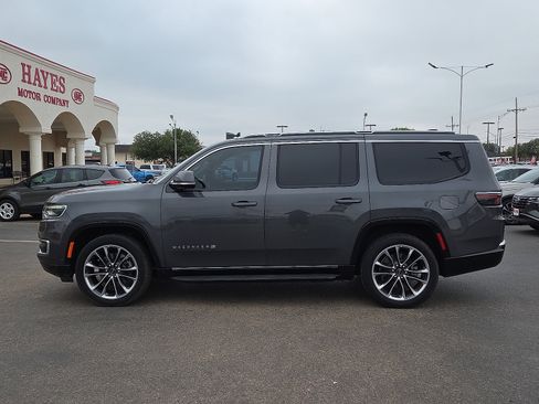 Used 2022 Jeep Wagoneer Series II w/ Premium Group I AWD/4WD image 2