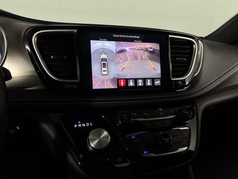 Used 2022 Chrysler Pacifica Limited w/ Uconnect Theater Family Group image 21