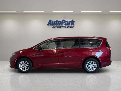 Used 2023 Chrysler Voyager LX FWD image 4