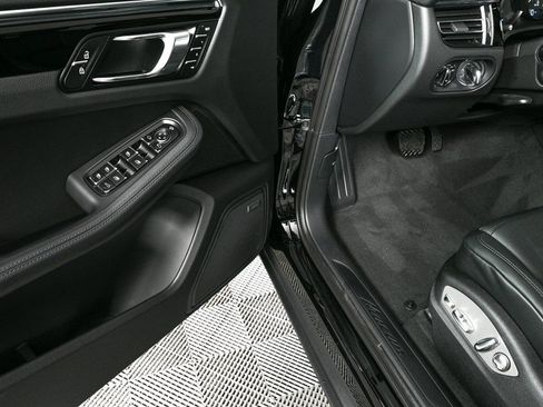 Certified 2026 Porsche Macan AWD/4WD image 8