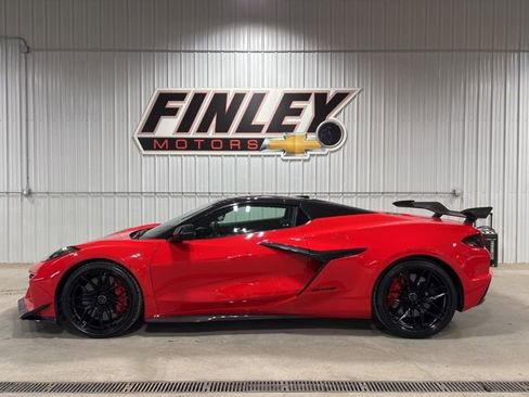 Used 2023 Chevrolet Corvette Z06 w/ Z07 Performance Package RWD image 1