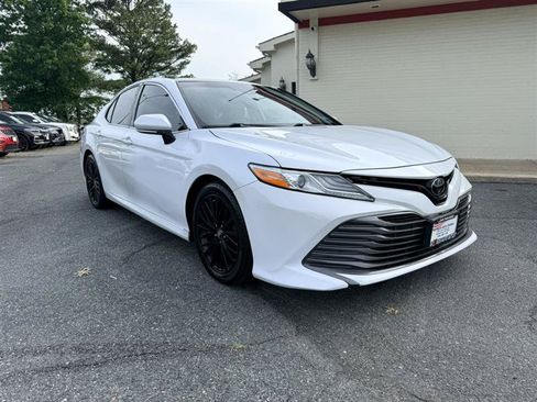 Used 2020 Toyota Camry XLE FWD image 3