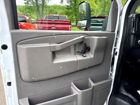 Used 2017 GMC Savana 3500 RWD image 13