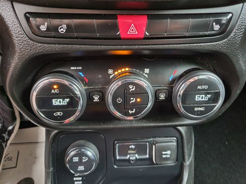 Used 2016 Jeep Renegade Trailhawk w/ Premium Trailhawk Package image 24