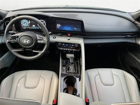 Used 2025 Hyundai Elantra Limited image 11