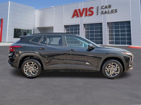 Used 2025 Chevrolet Trax LT w/ LT Convenience Package image 5