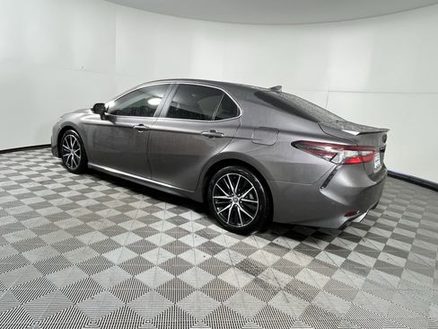 Used 2023 Toyota Camry SE image 2