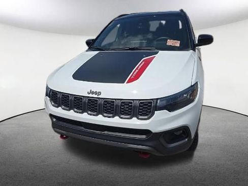 Used 2025 Jeep Compass Trailhawk w/ Trailhawk Convenience Group AWD/4WD image 2