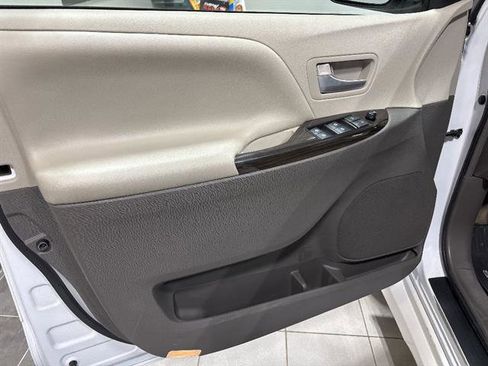 Used 2019 Toyota Sienna XLE image 8