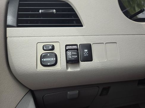 Used 2011 Toyota Sienna XLE FWD image 27