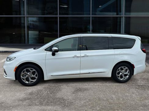 Used 2023 Chrysler Pacifica Limited FWD image 4
