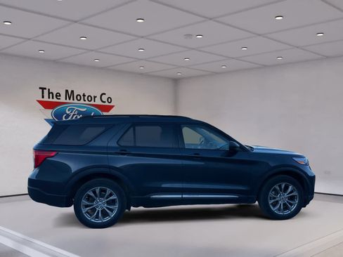 Certified 2023 Ford Explorer XLT w/ Equipment Group 202A image 4