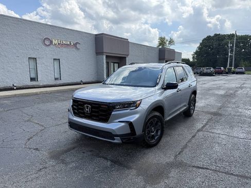 Used 2025 Honda Pilot TrailSport image 1