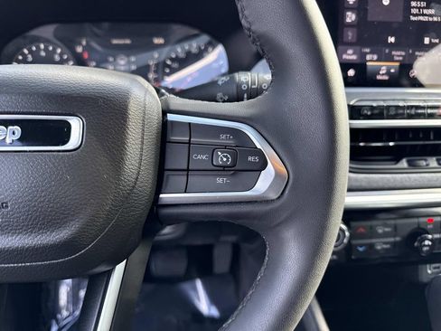 Used 2023 Jeep Compass Latitude image 30